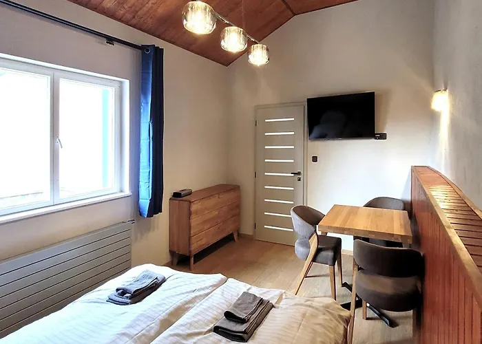 Hotel Bunkr - Modry Dum 4*